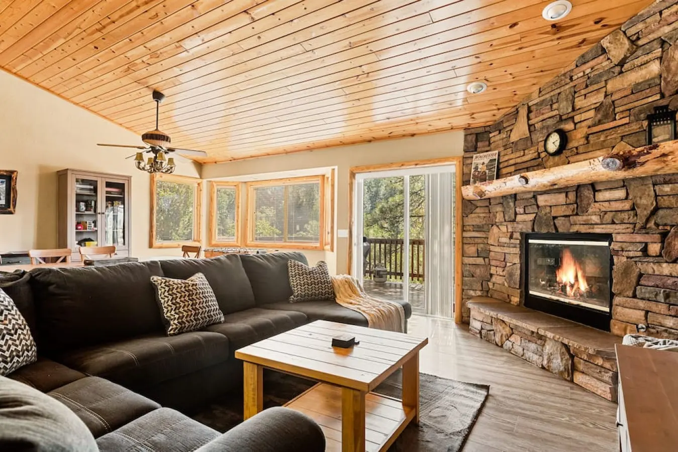 Snowy Evening Lodge Treetop Views & Firepit 4