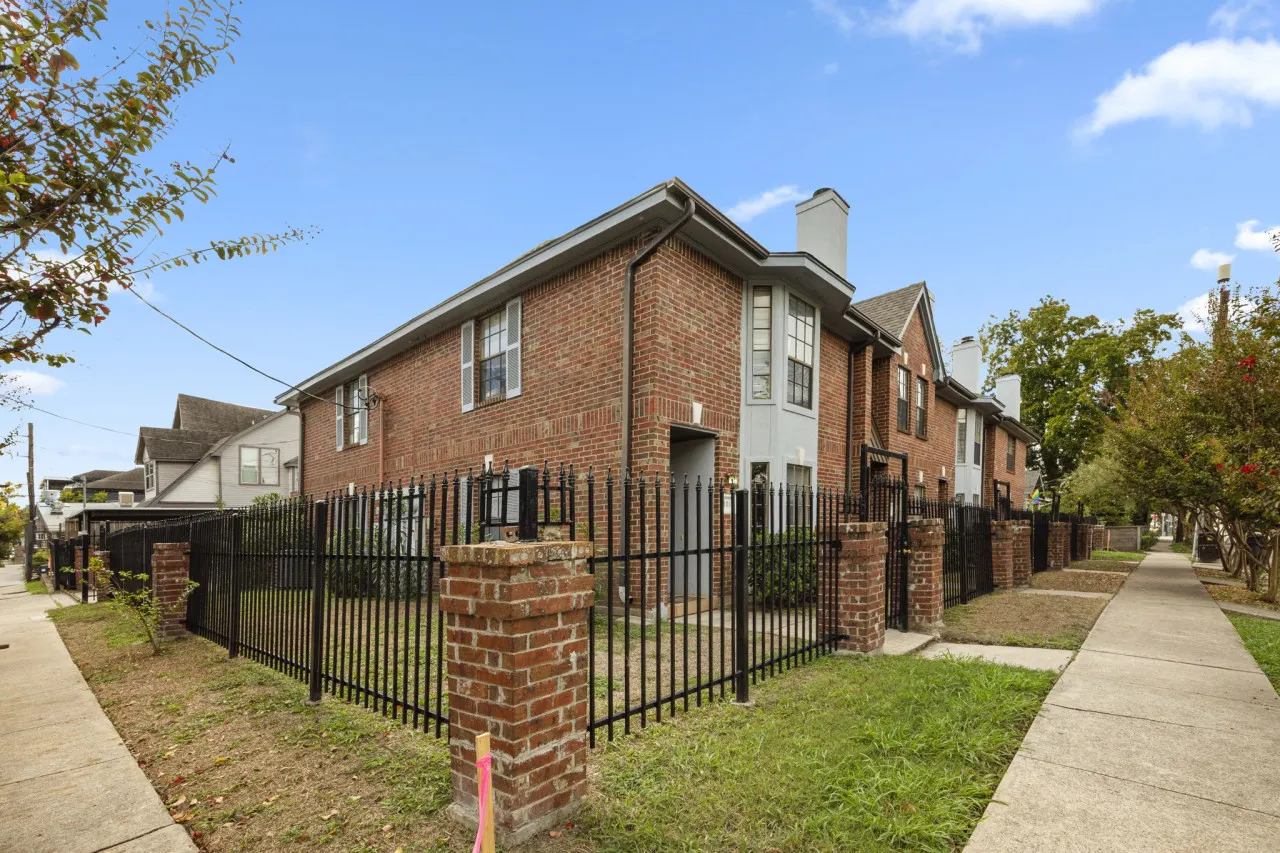 Montrose 2BR Townhome, Sleeps 9, Walk to Dining - Houston, TX — photo 2