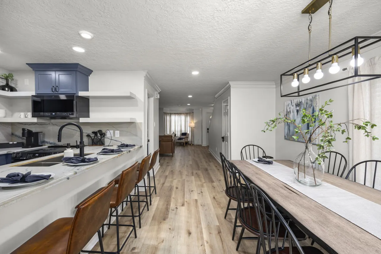 Montrose 2BR Townhome, Sleeps 9, Walk to Dining - Houston, TX 11