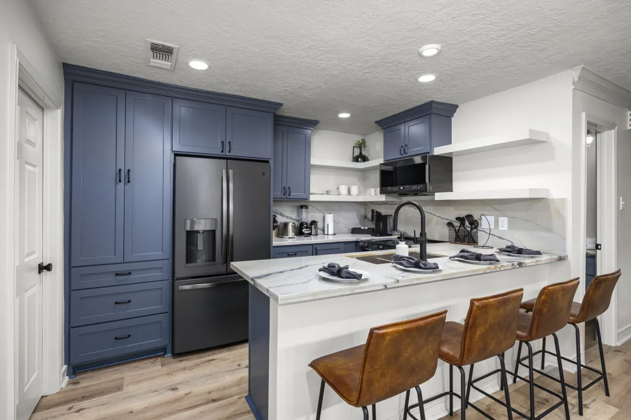 Montrose 2BR Townhome, Sleeps 9, Walk to Dining - Houston, TX 12