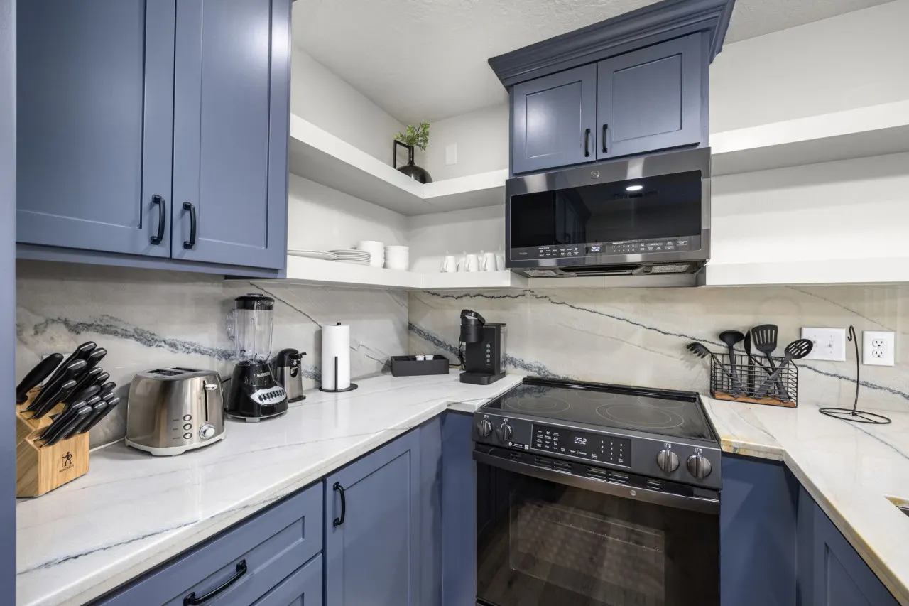Montrose 2BR Townhome, Sleeps 9, Walk to Dining - Houston, TX 13