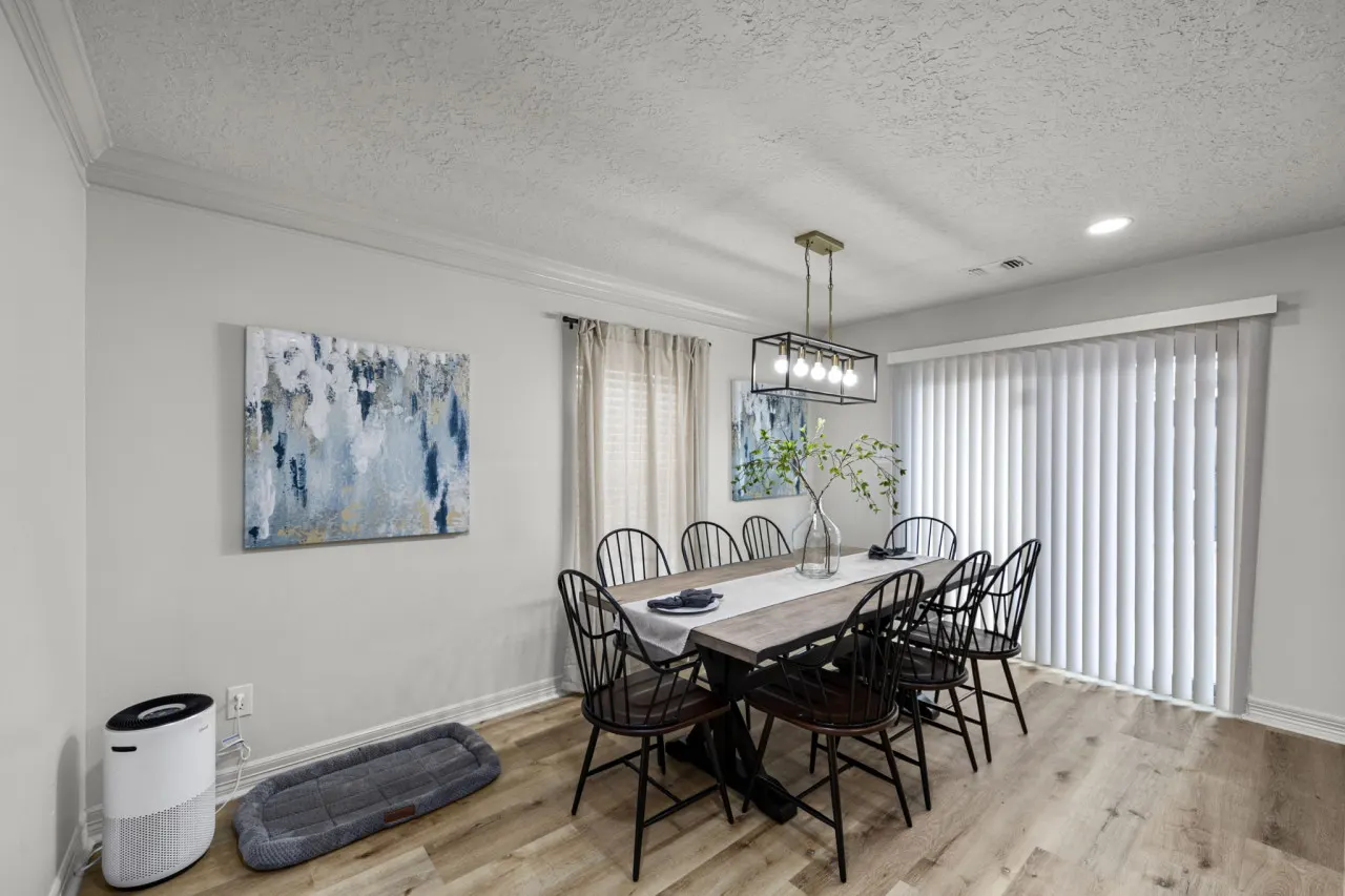 Montrose 2BR Townhome, Sleeps 9, Walk to Dining - Houston, TX 14