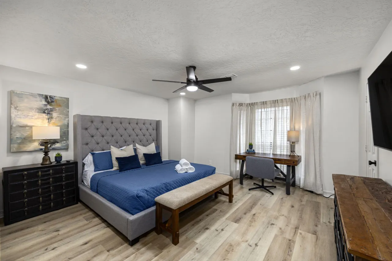 Montrose 2BR Townhome, Sleeps 9, Walk to Dining - Houston, TX 15
