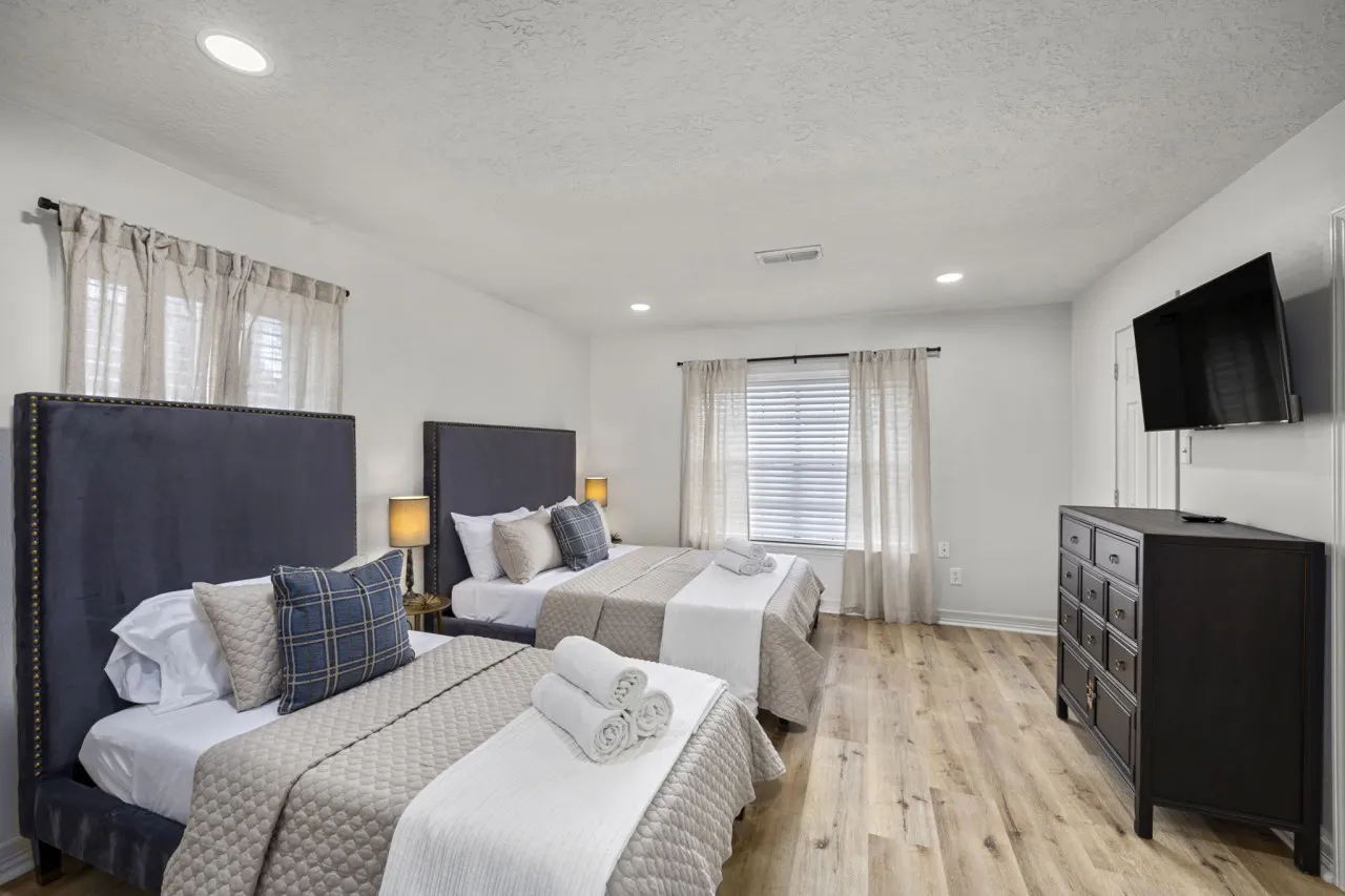 Montrose 2BR Townhome, Sleeps 9, Walk to Dining - Houston, TX 18
