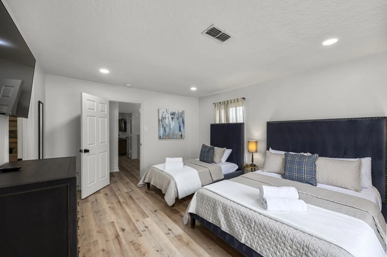 Montrose 2BR Townhome, Sleeps 9, Walk to Dining - Houston, TX 19