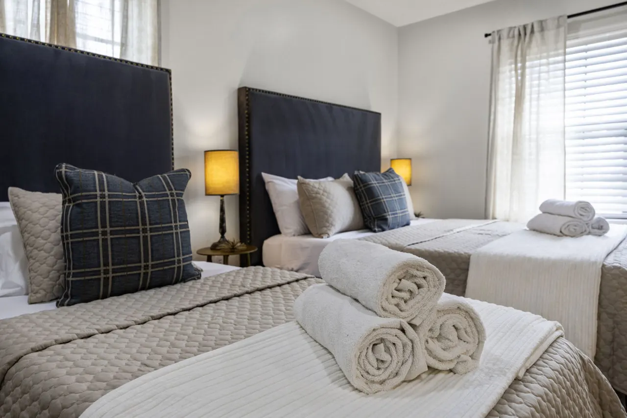 Montrose 2BR Townhome, Sleeps 9, Walk to Dining - Houston, TX 20