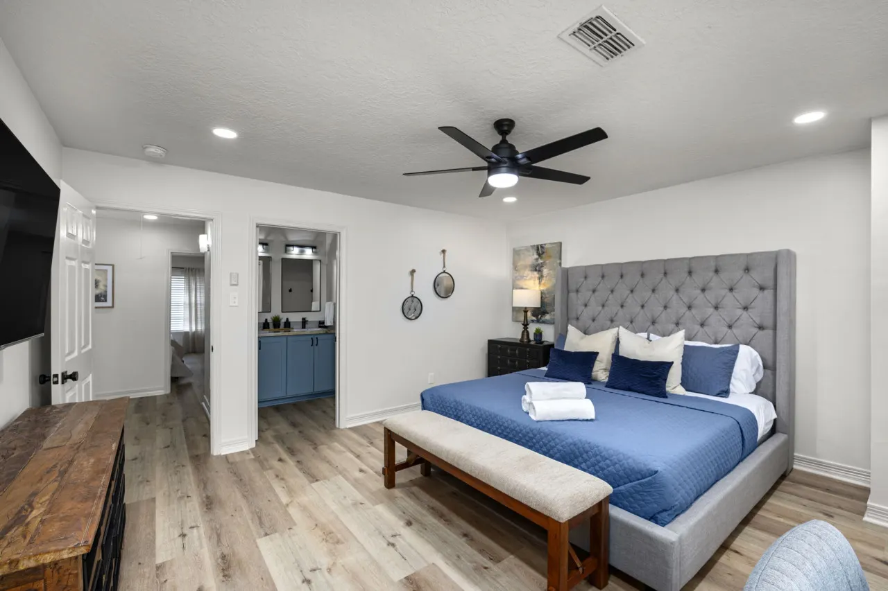 Montrose 2BR Townhome, Sleeps 9, Walk to Dining - Houston, TX — photo 3