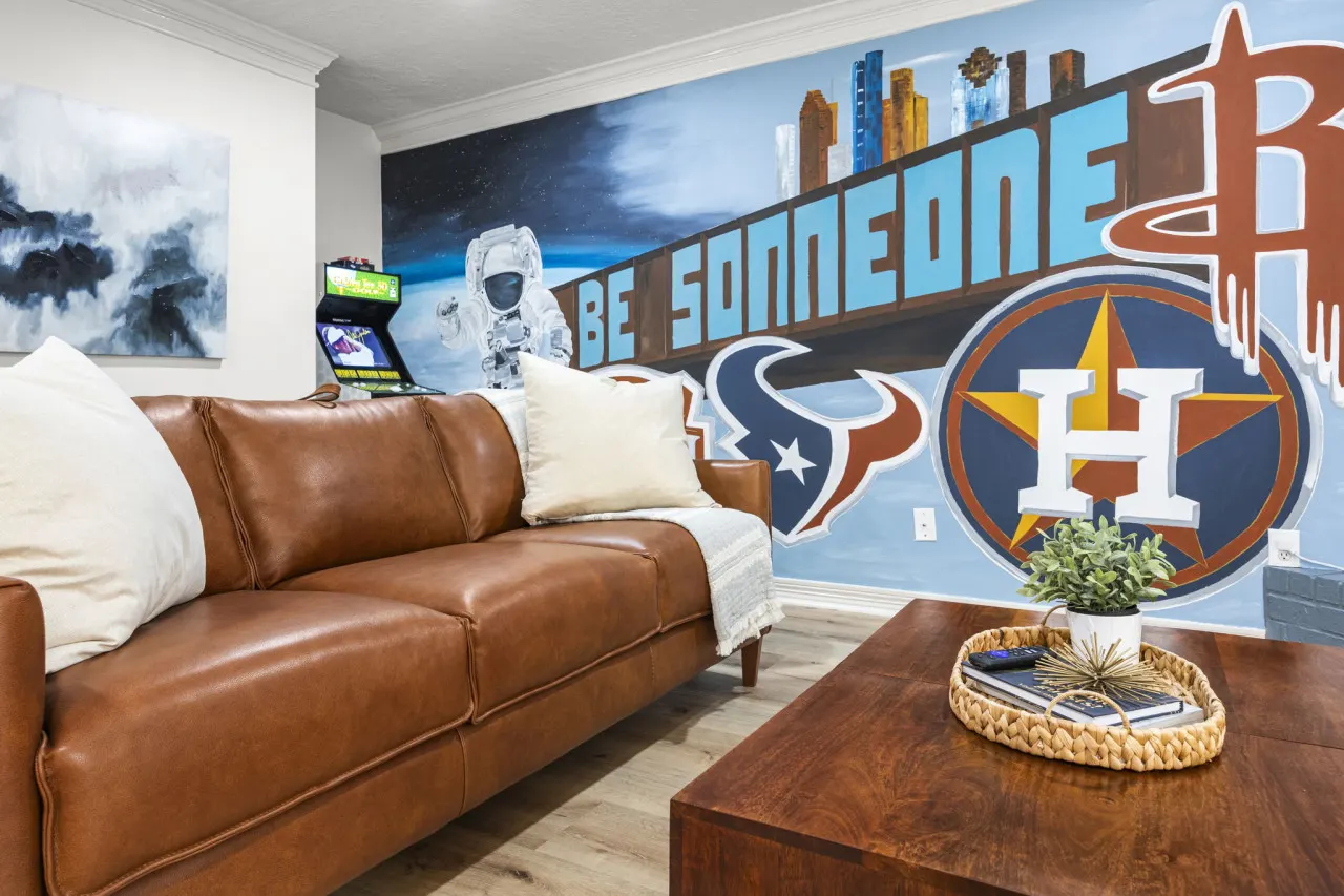 Montrose 2BR Townhome, Sleeps 9, Walk to Dining - Houston, TX 8