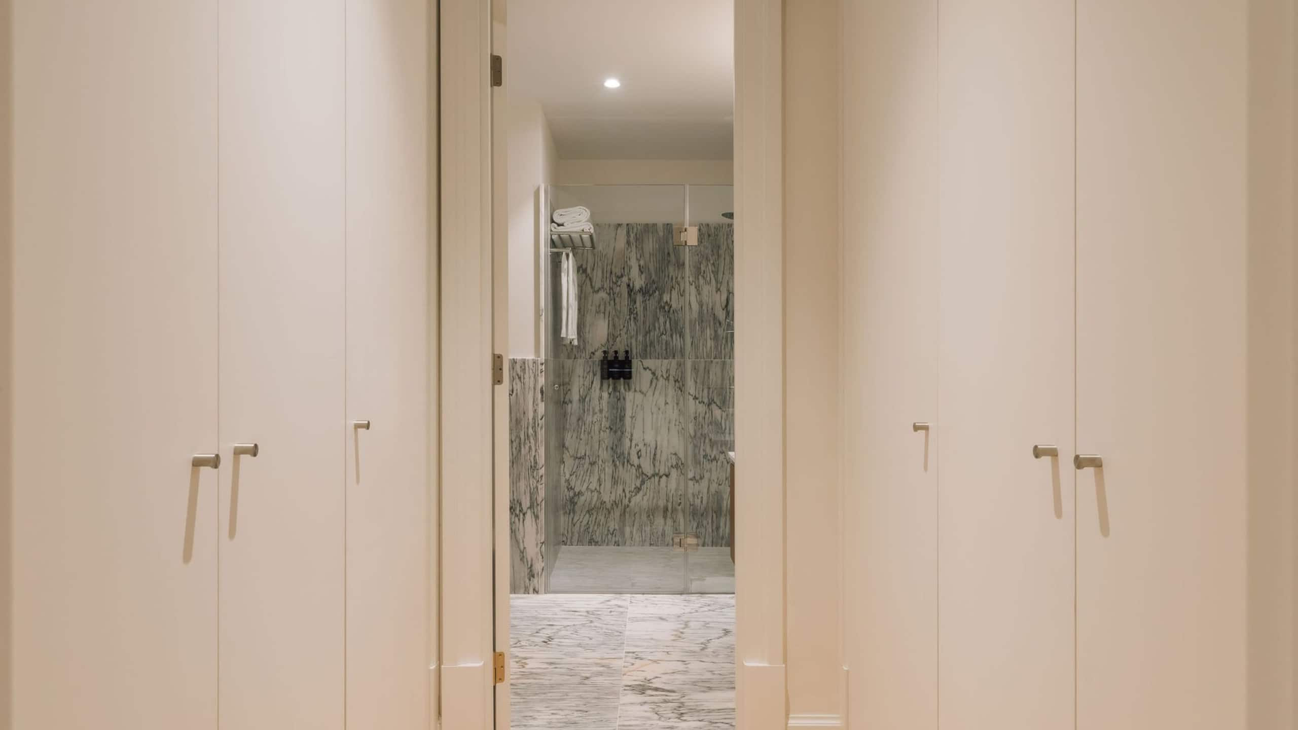 Luxury 3 Bedroom Flat by Ando - Premium Location 18