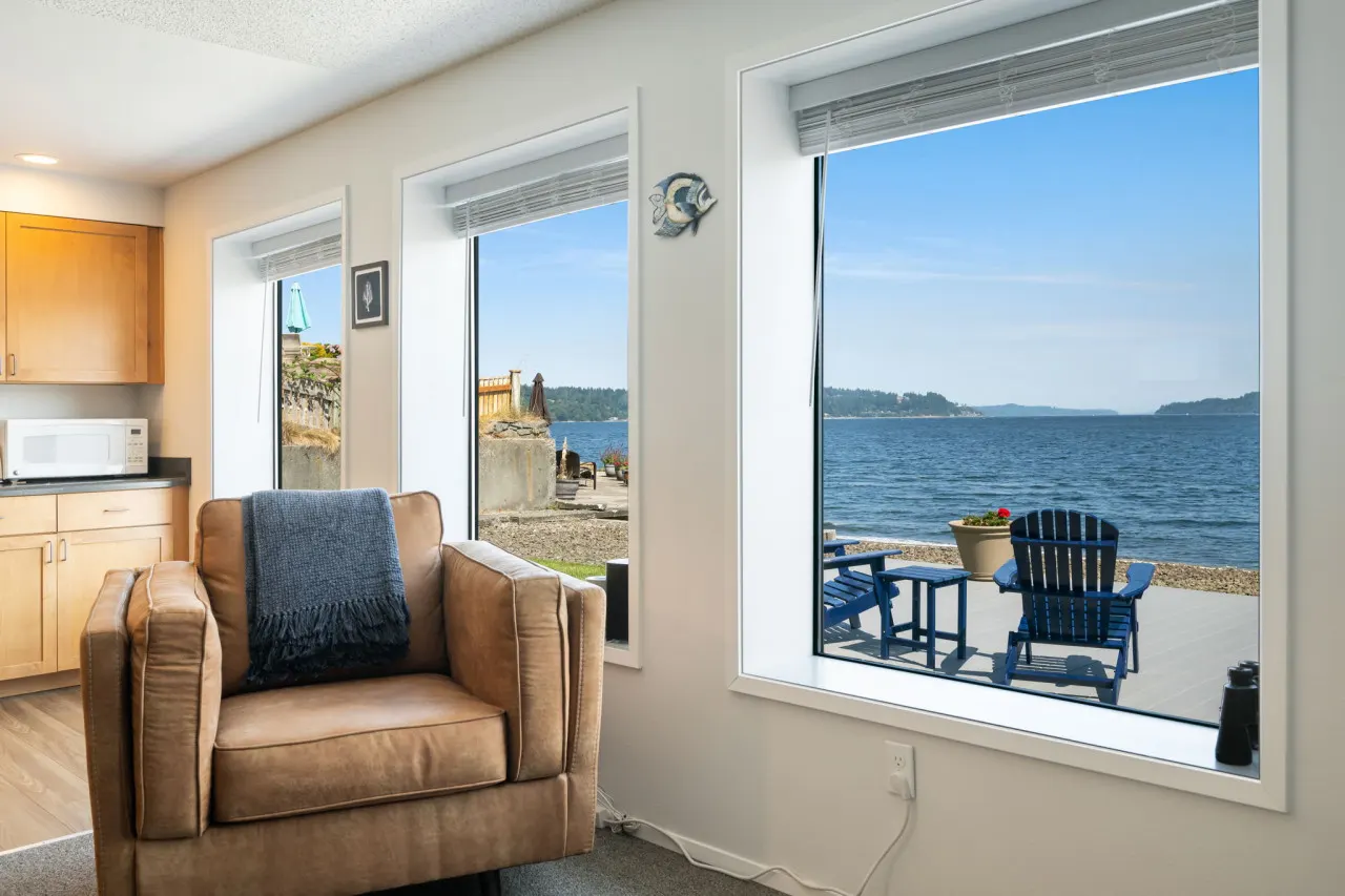 Inviting Waterfront Haven ~BBQ 9