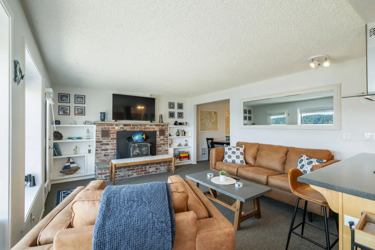 Inviting Waterfront Haven ~BBQ 11