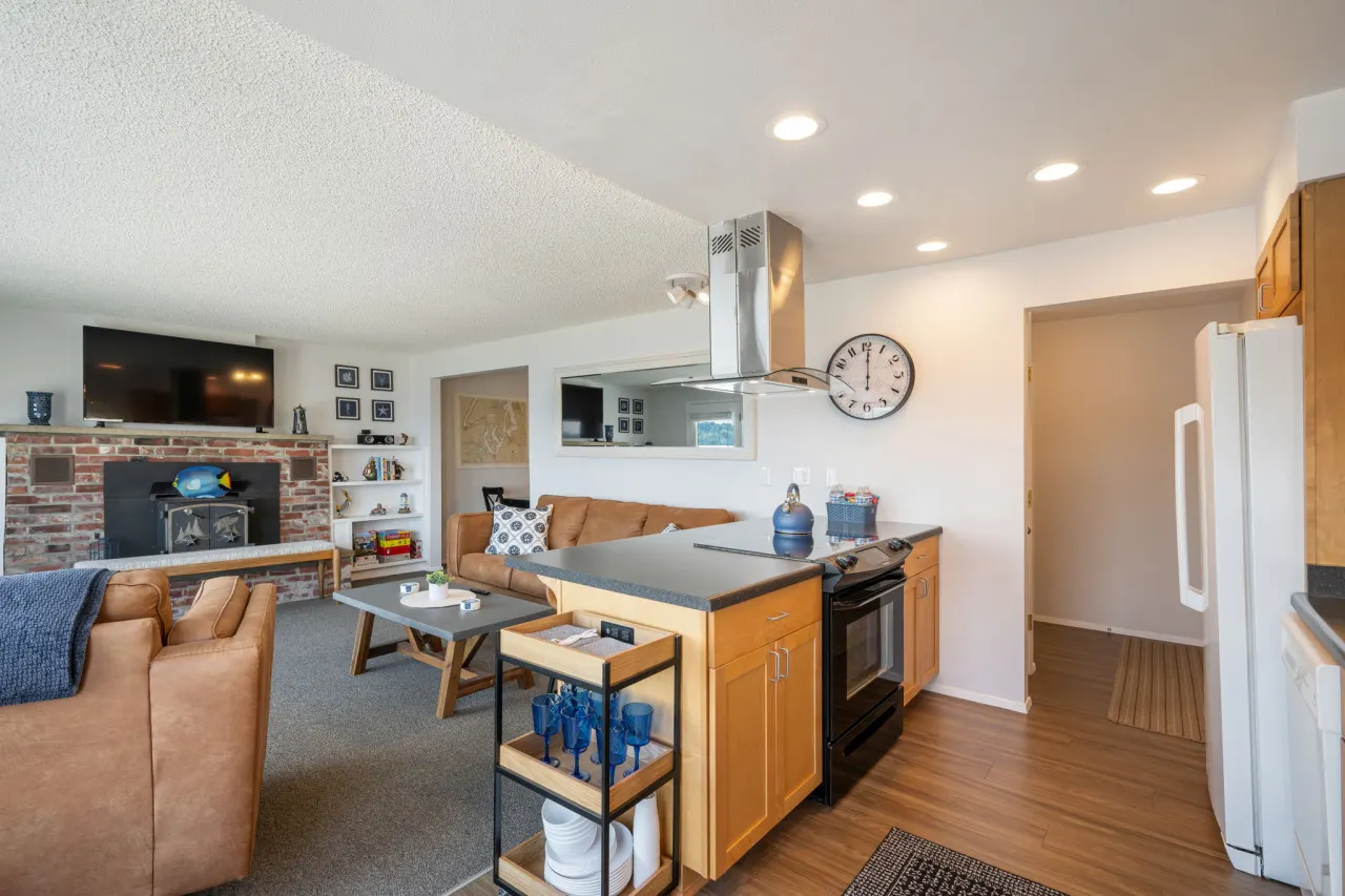 Inviting Waterfront Haven ~BBQ 12