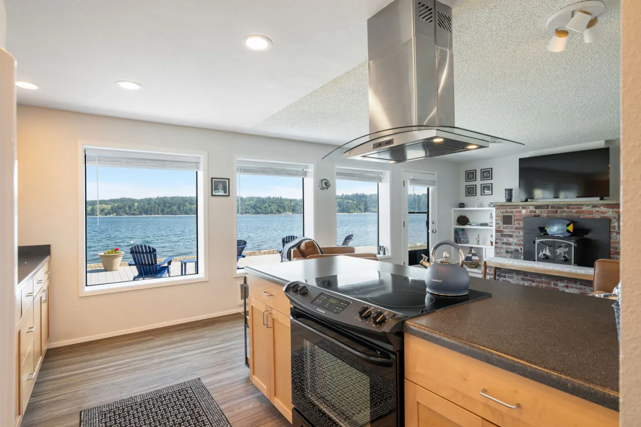 Inviting Waterfront Haven ~BBQ 13