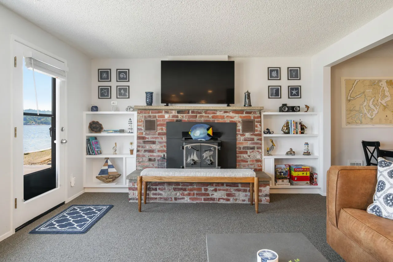 Inviting Waterfront Haven ~BBQ 14