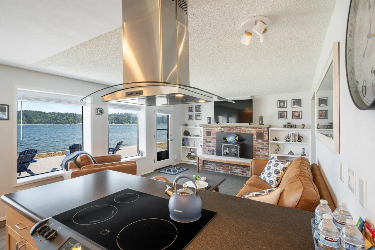 Inviting Waterfront Haven ~BBQ 15