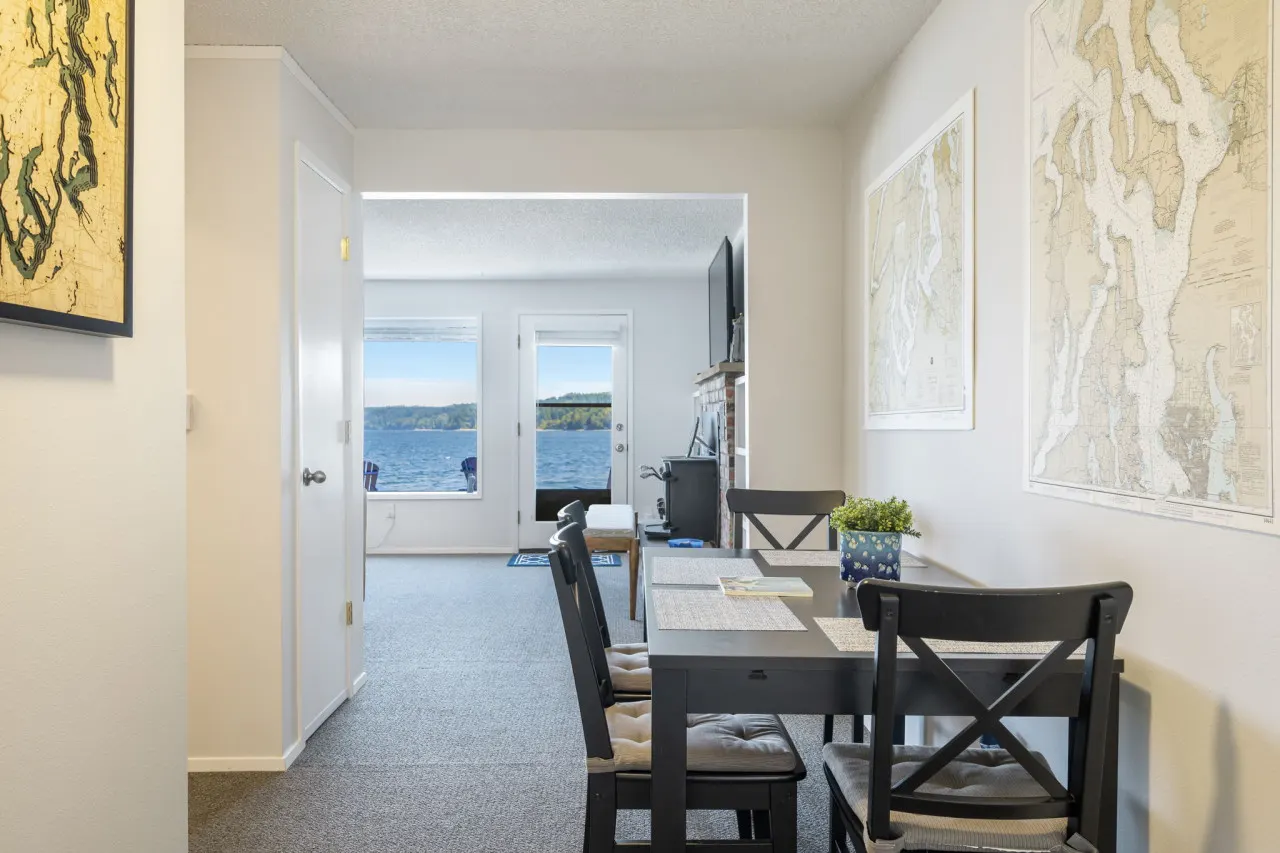Inviting Waterfront Haven ~BBQ 19