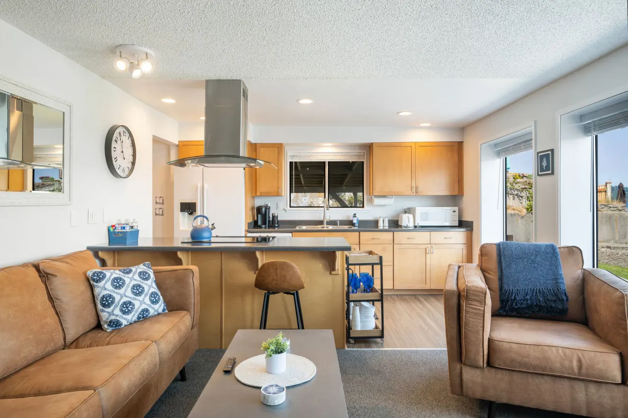 Inviting Waterfront Haven ~BBQ 8