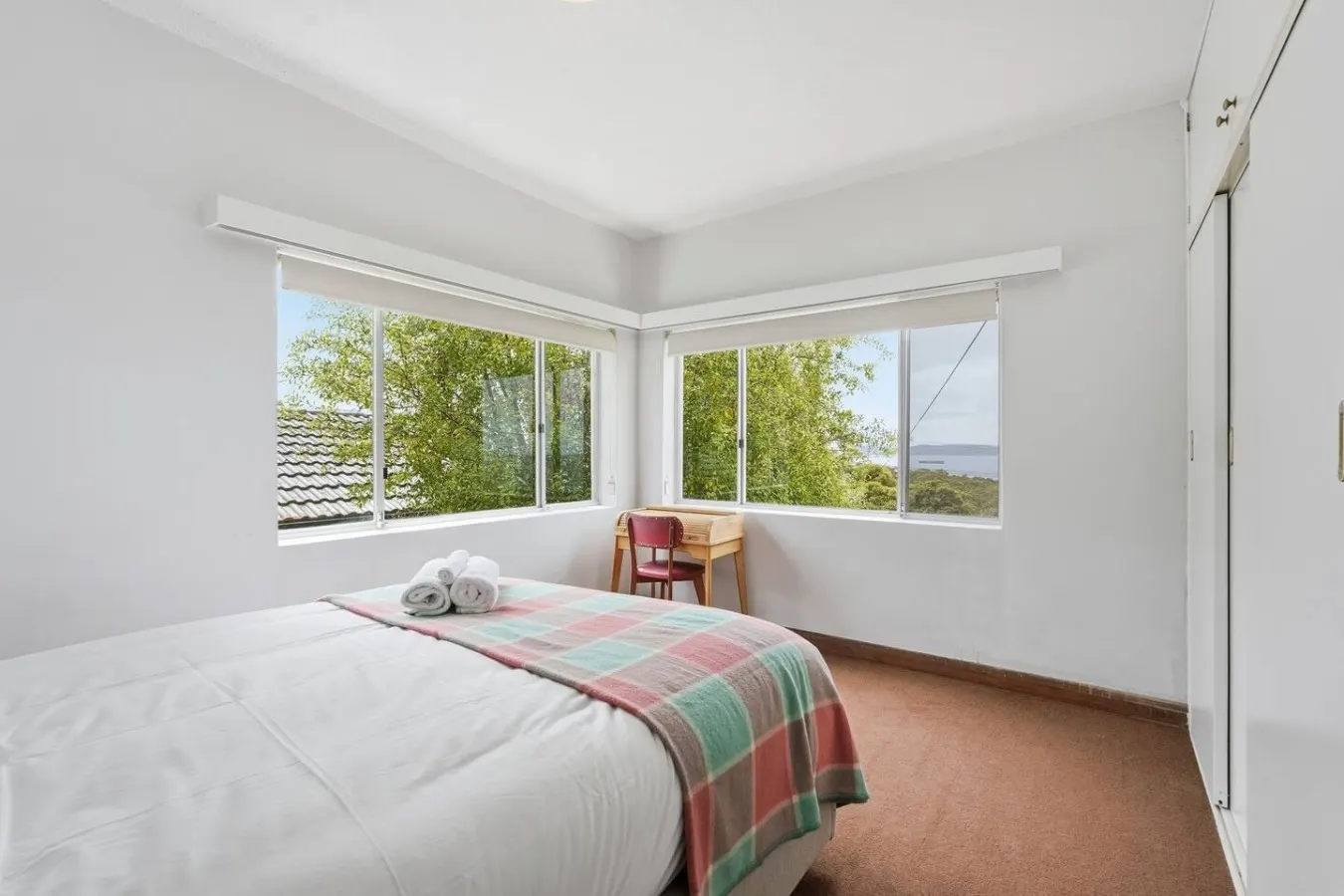Taroona 4-Bed Home, River Views & Rooftop Deck 14