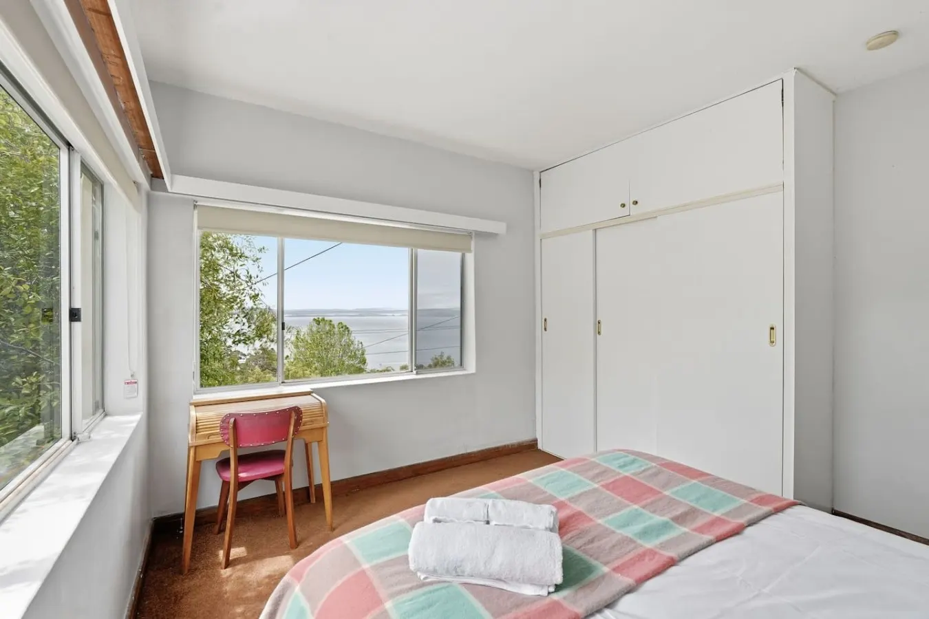 Taroona 4-Bed Home, River Views & Rooftop Deck 15