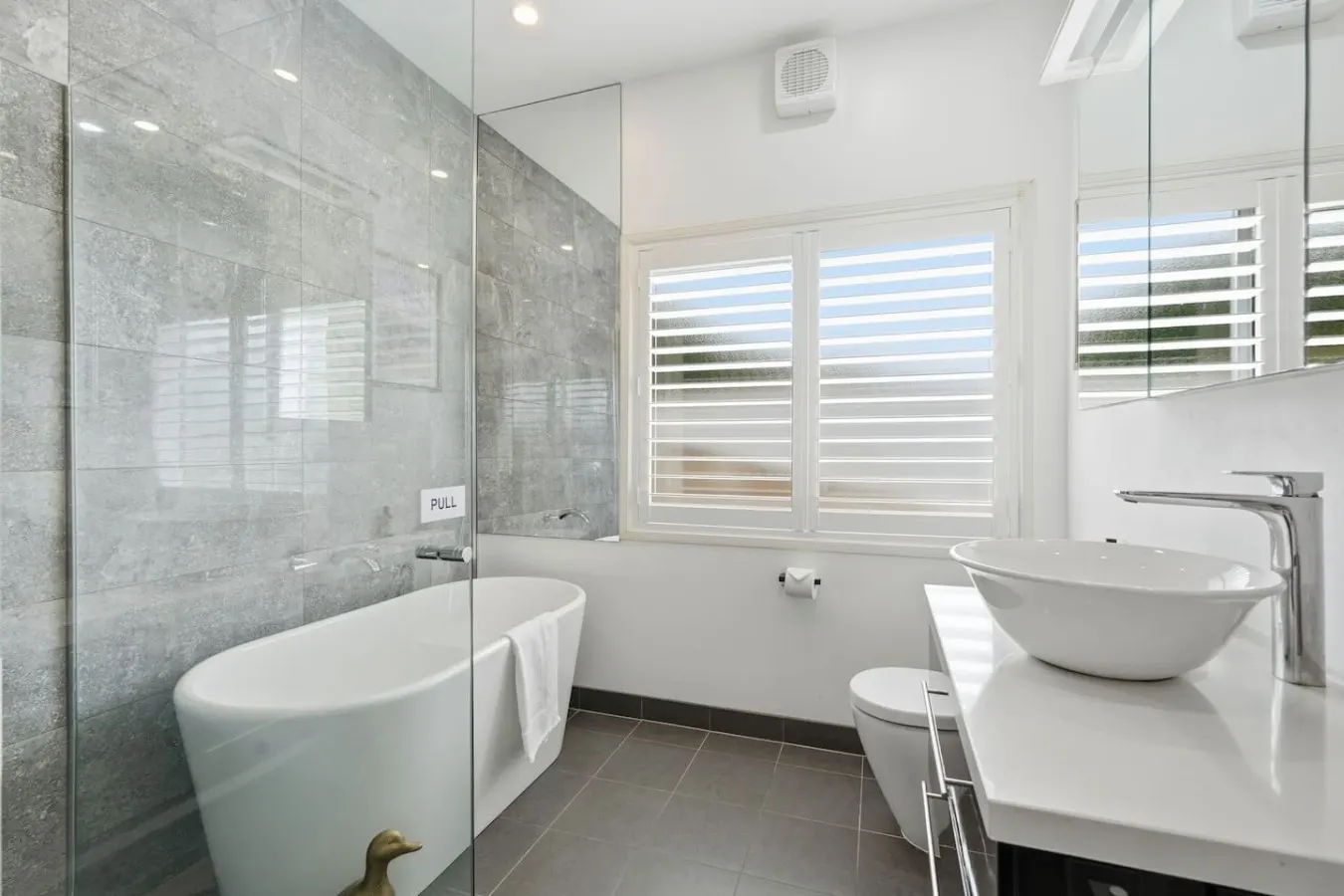 Taroona 4-Bed Home, River Views & Rooftop Deck 16