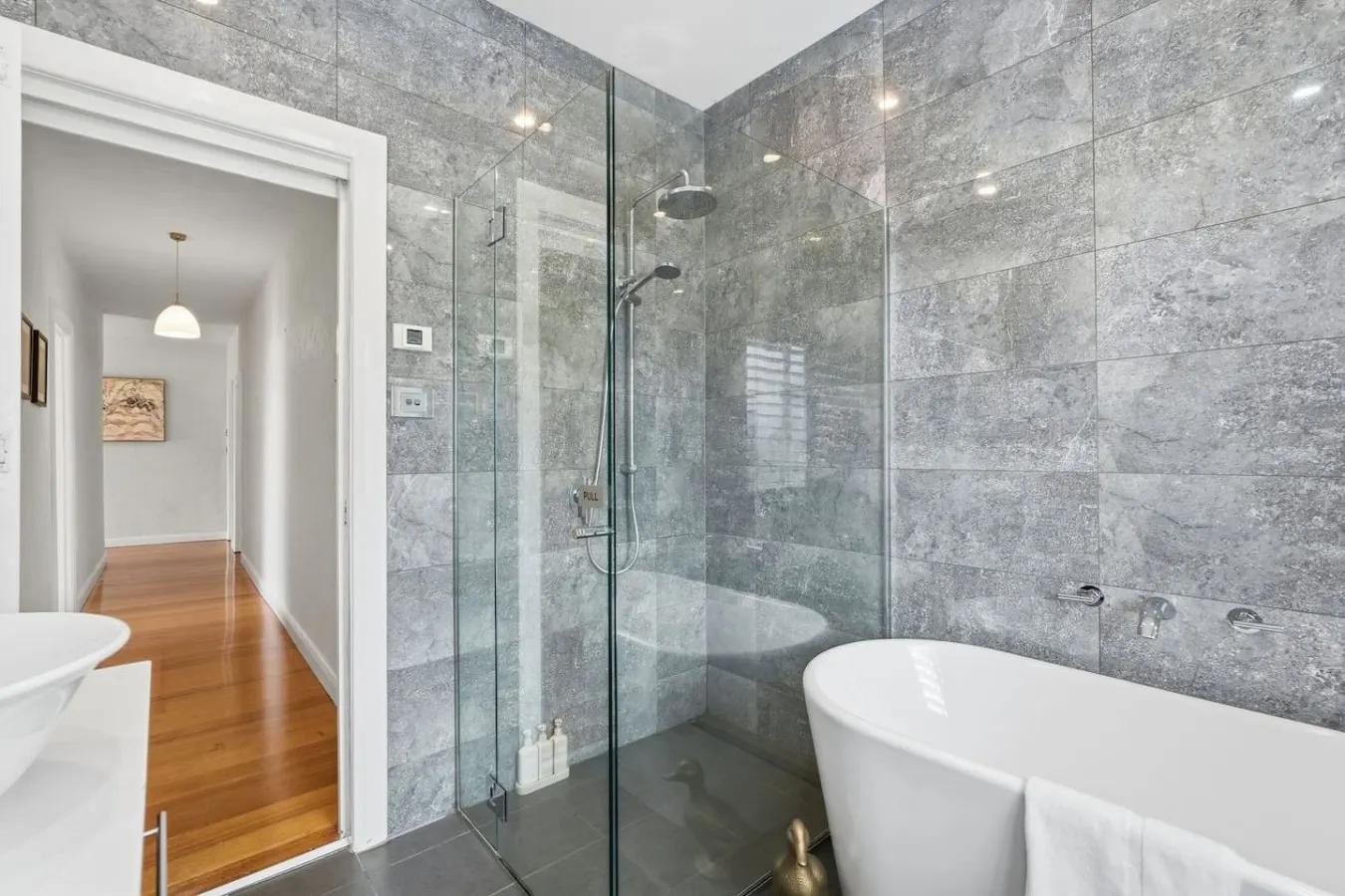 Taroona 4-Bed Home, River Views & Rooftop Deck 18