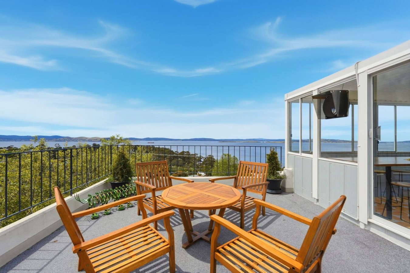 Taroona 4-Bed Home, River Views & Rooftop Deck — photo 3