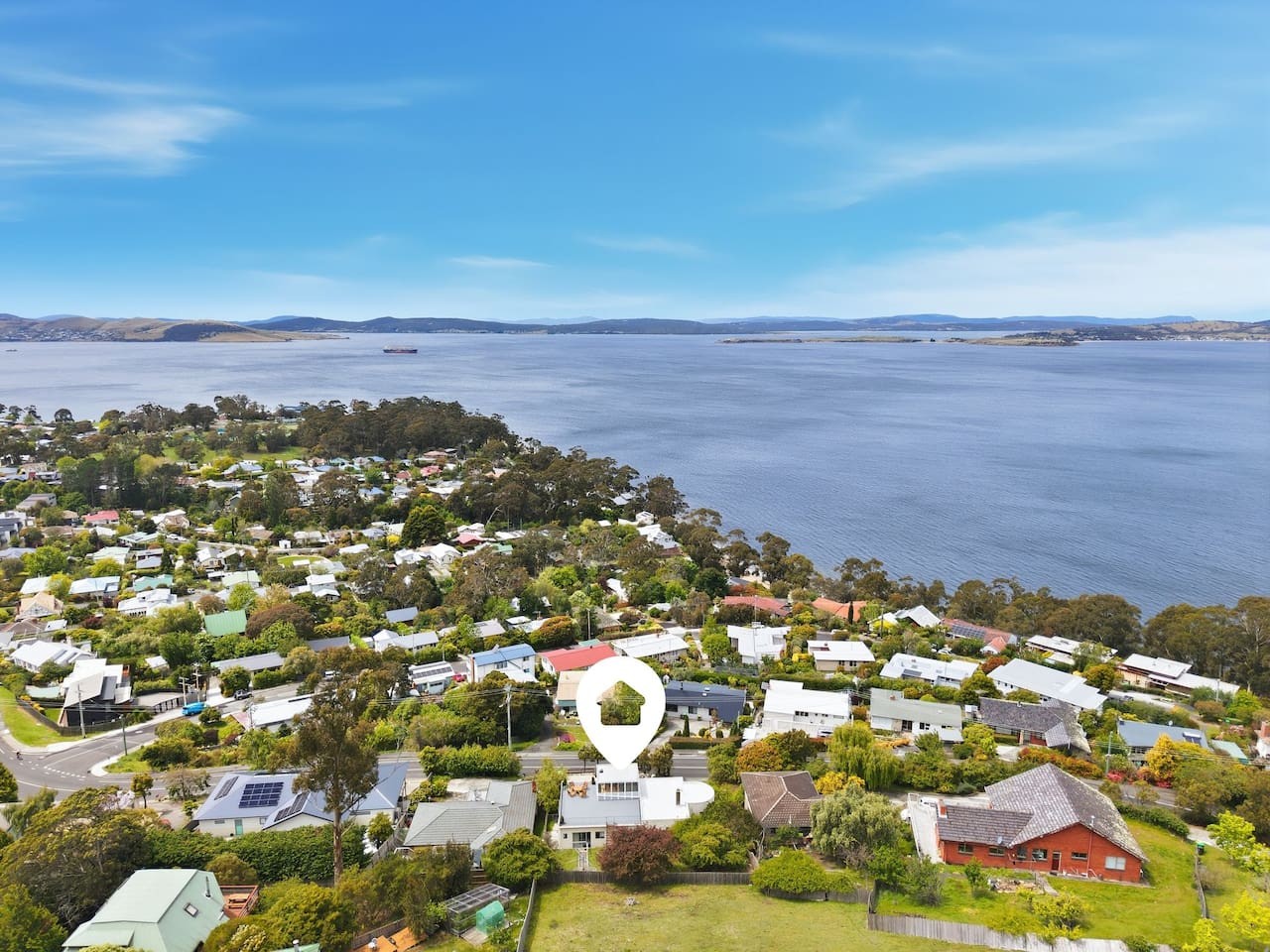 Taroona 4-Bed Home, River Views & Rooftop Deck 6