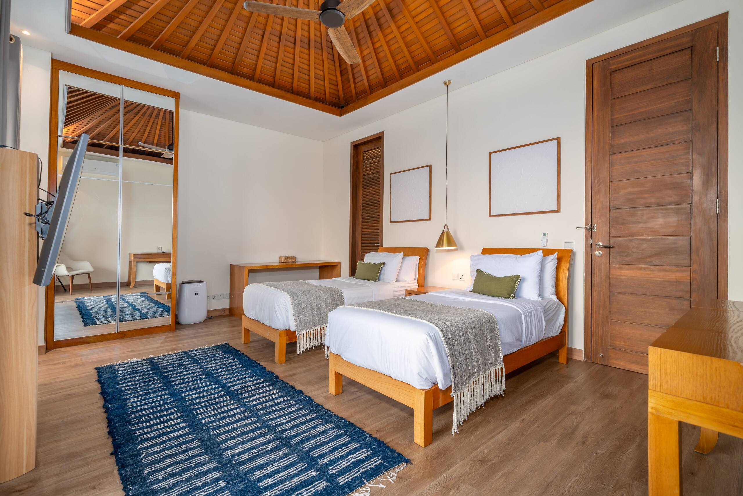 Jos Villa - 7Br Luxury by Batu Bolong Beach 25