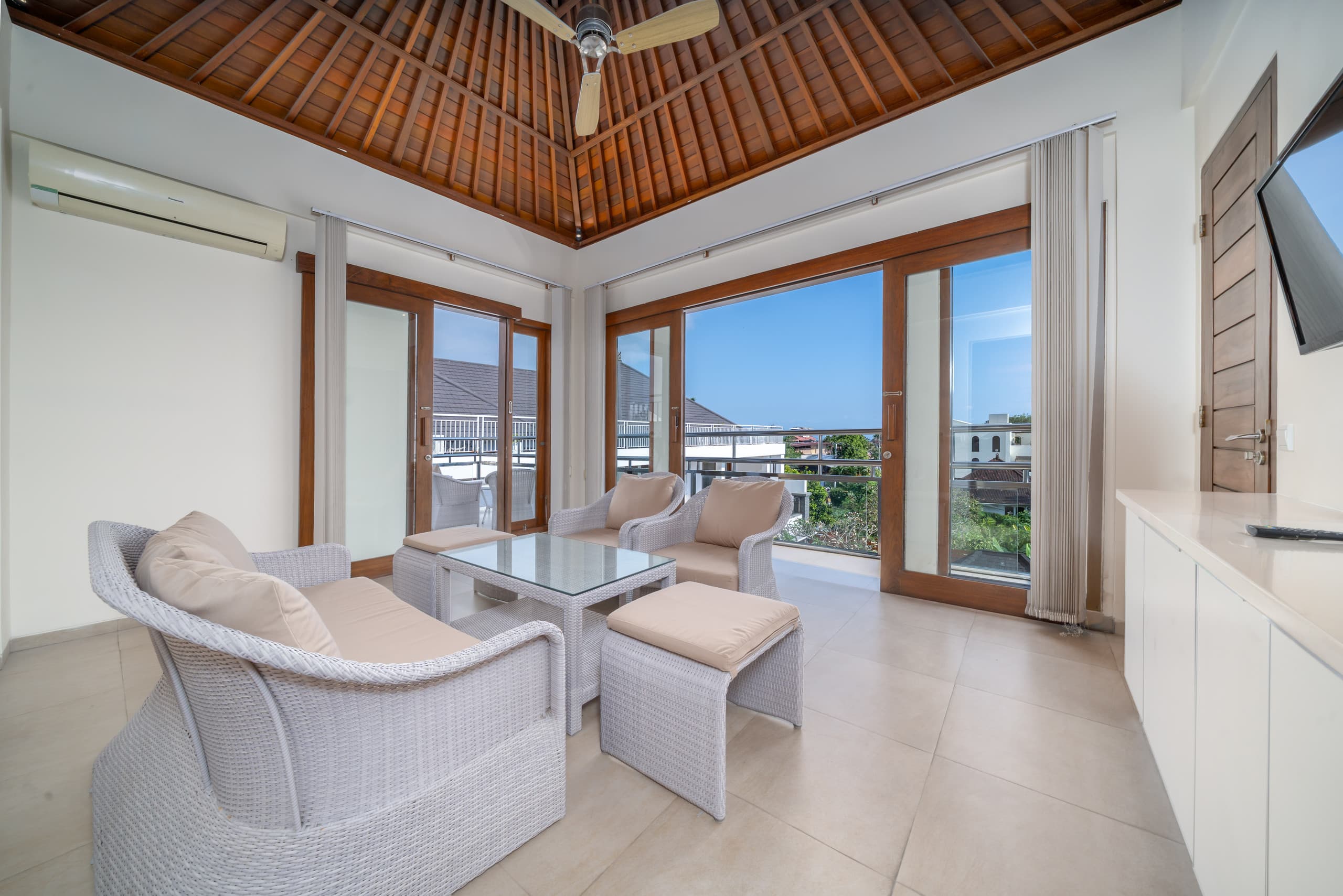 Jos Villa - 7Br Luxury by Batu Bolong Beach 13
