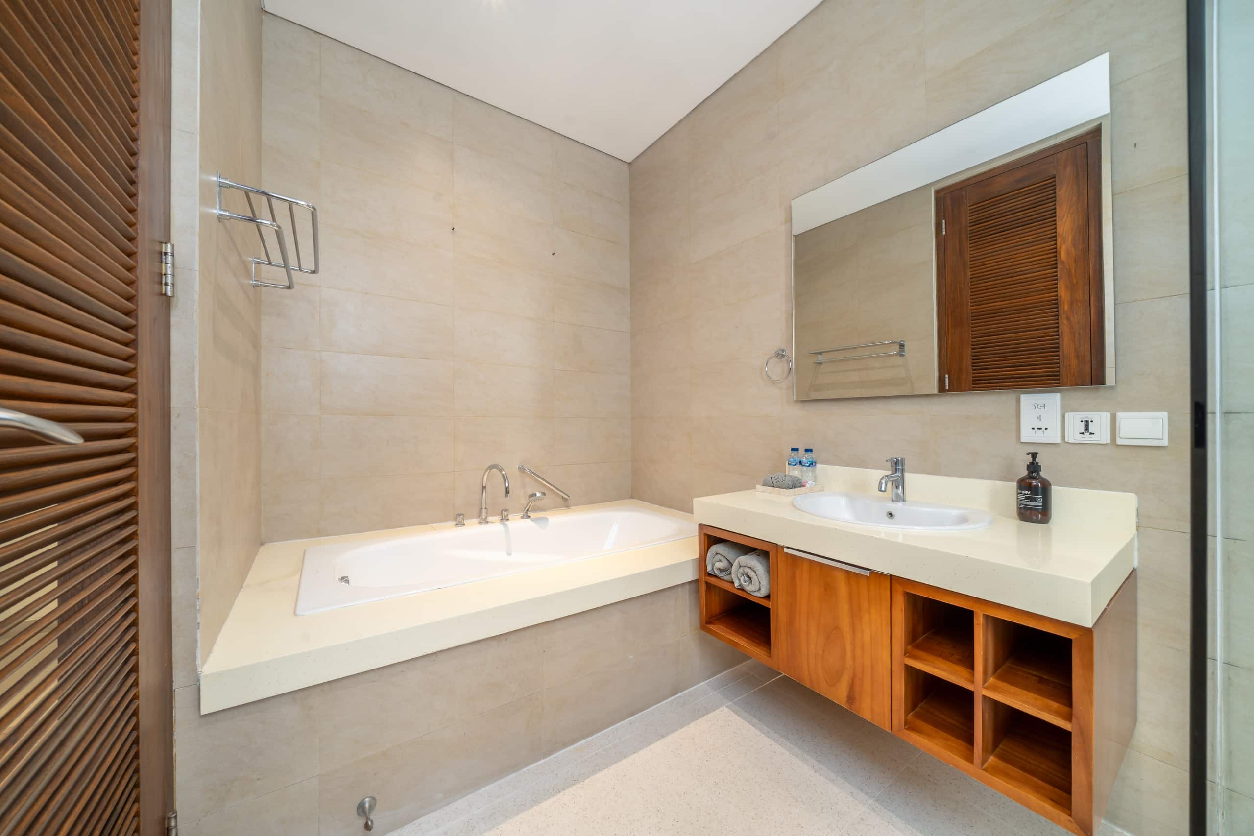 Jos Villa - 7Br Luxury by Batu Bolong Beach 36