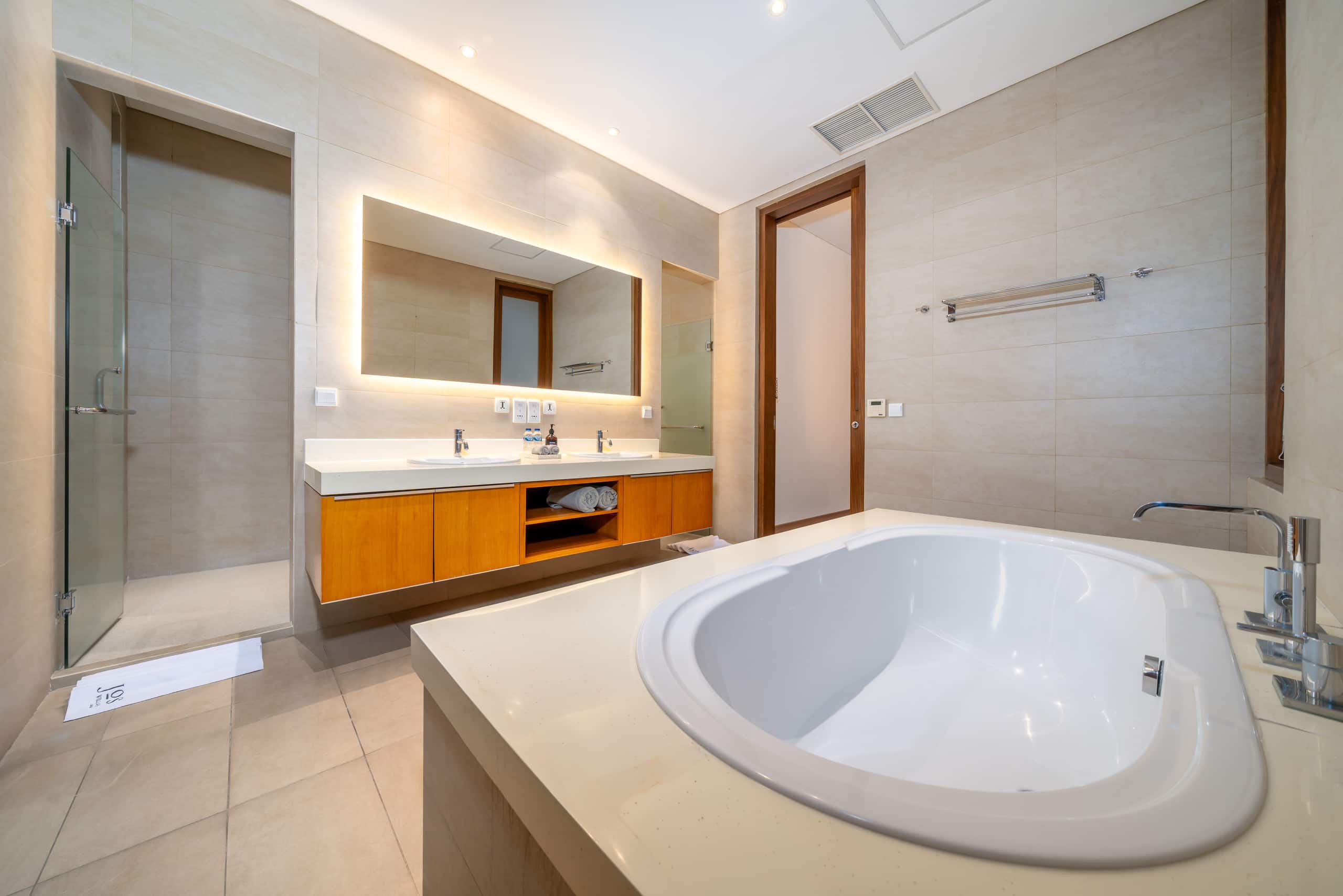 Jos Villa - 7Br Luxury by Batu Bolong Beach 35