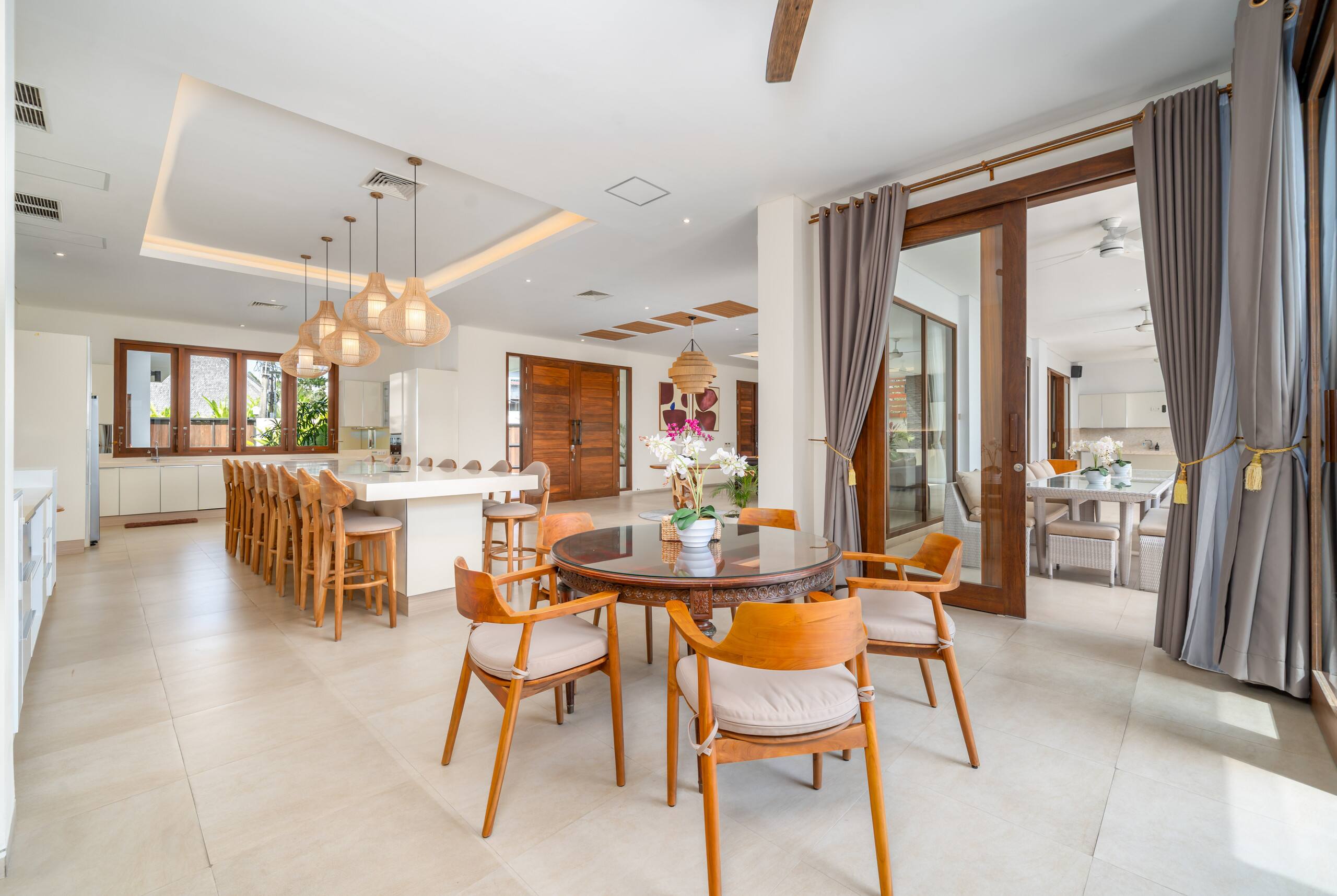 Jos Villa - 7Br Luxury by Batu Bolong Beach — photo 2