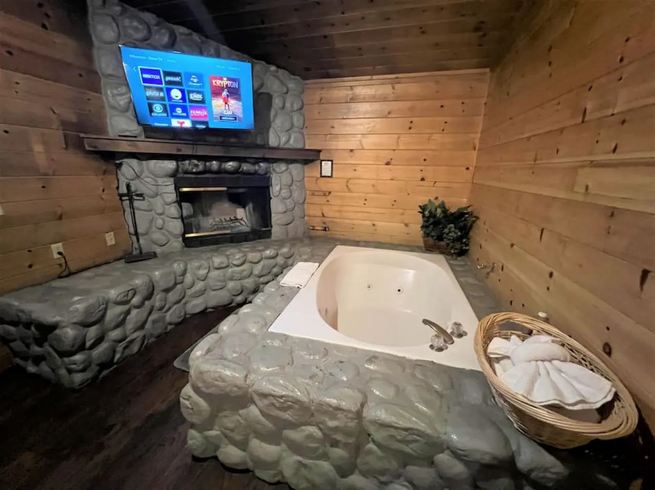 Secluded, Quiet 2bd Suite w/ Tub - Bear Manor #16
