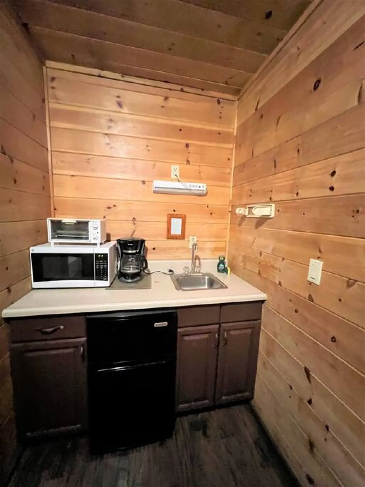 Secluded, Quiet 2bd Suite w/ Tub - Bear Manor #16 — photo 3
