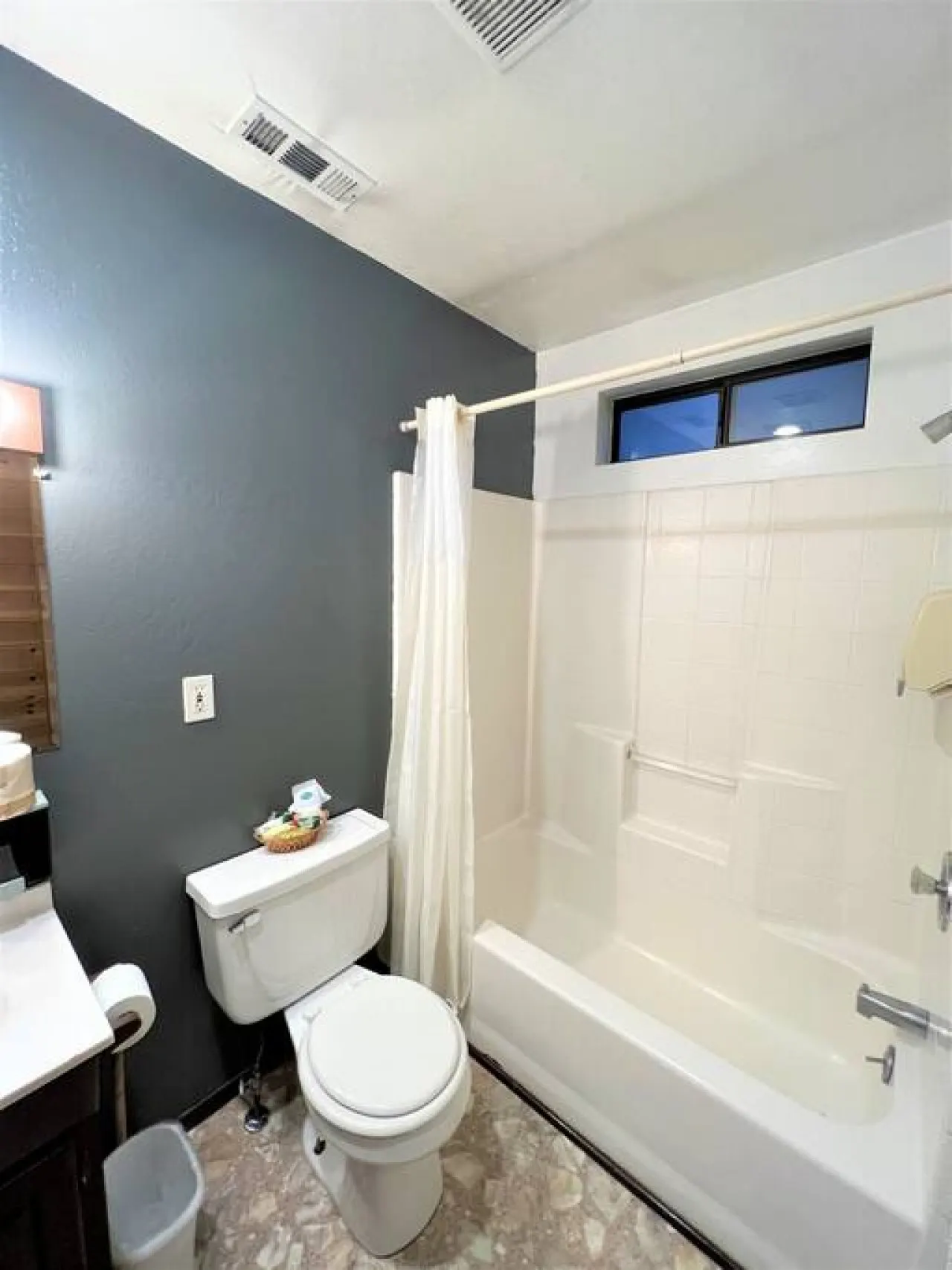 Secluded, Quiet 2bd Suite w/ Tub - Bear Manor #16 6