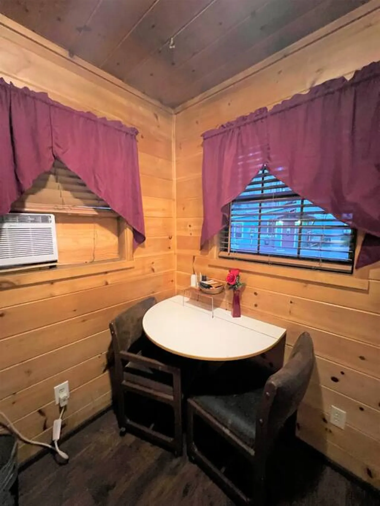 Secluded, Quiet 2bd Suite w/ Tub - Bear Manor #16 7