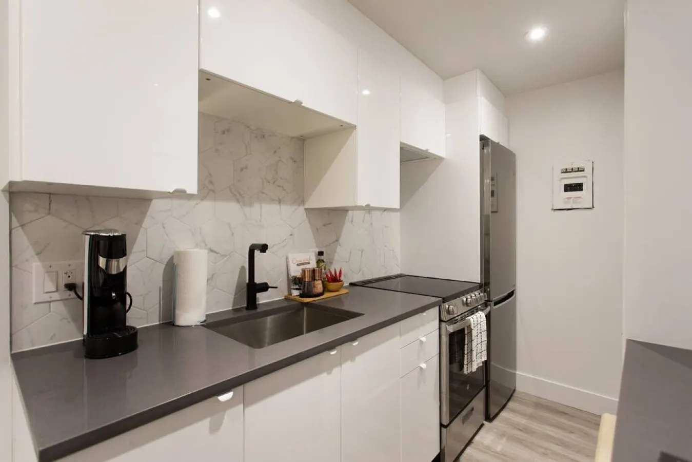 Little Italy - Cozy and Fresh Mini Studio with kitchen - Unit 102 11