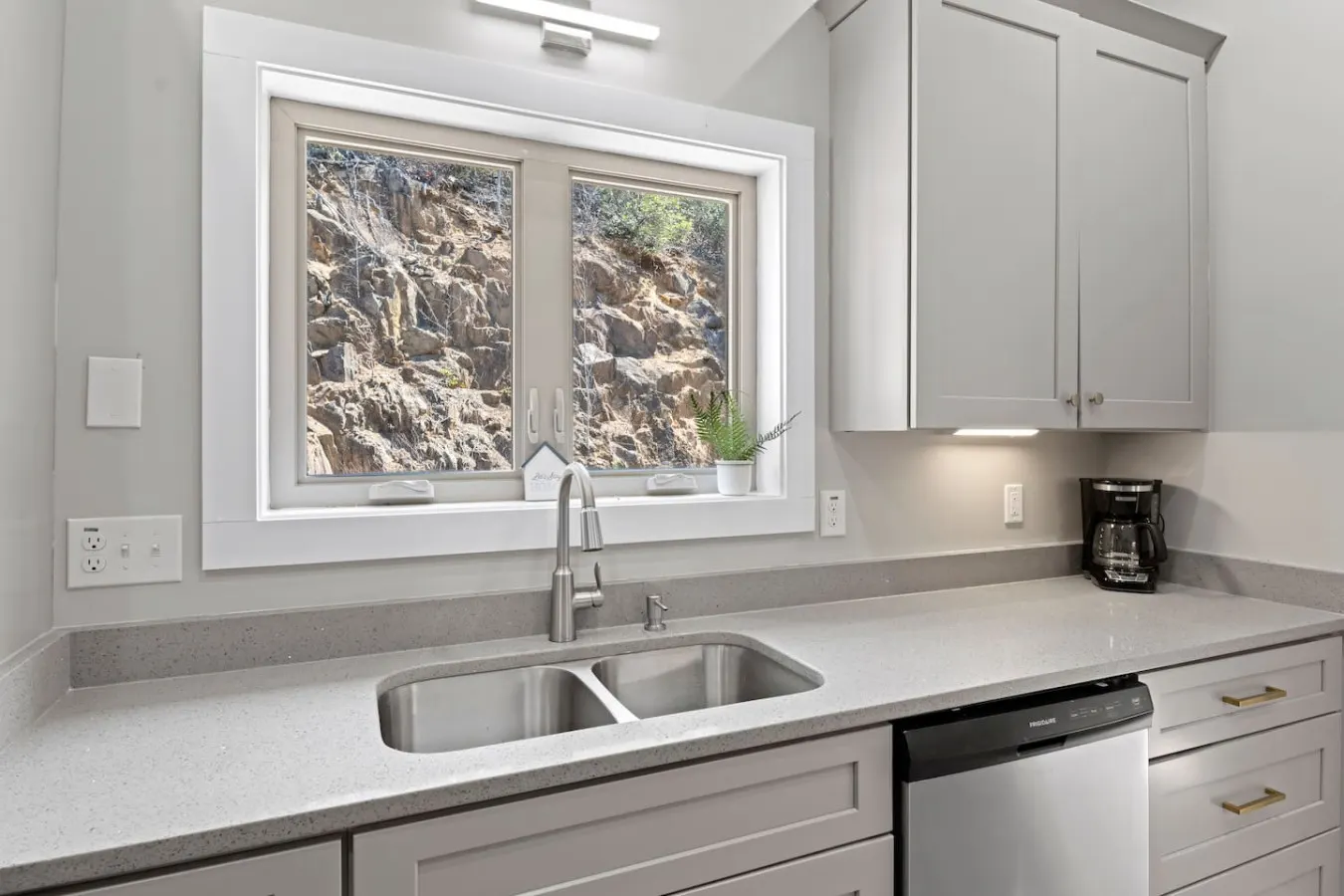 Luxury Condo King w/ Amazing View, Peace & Hikes 15