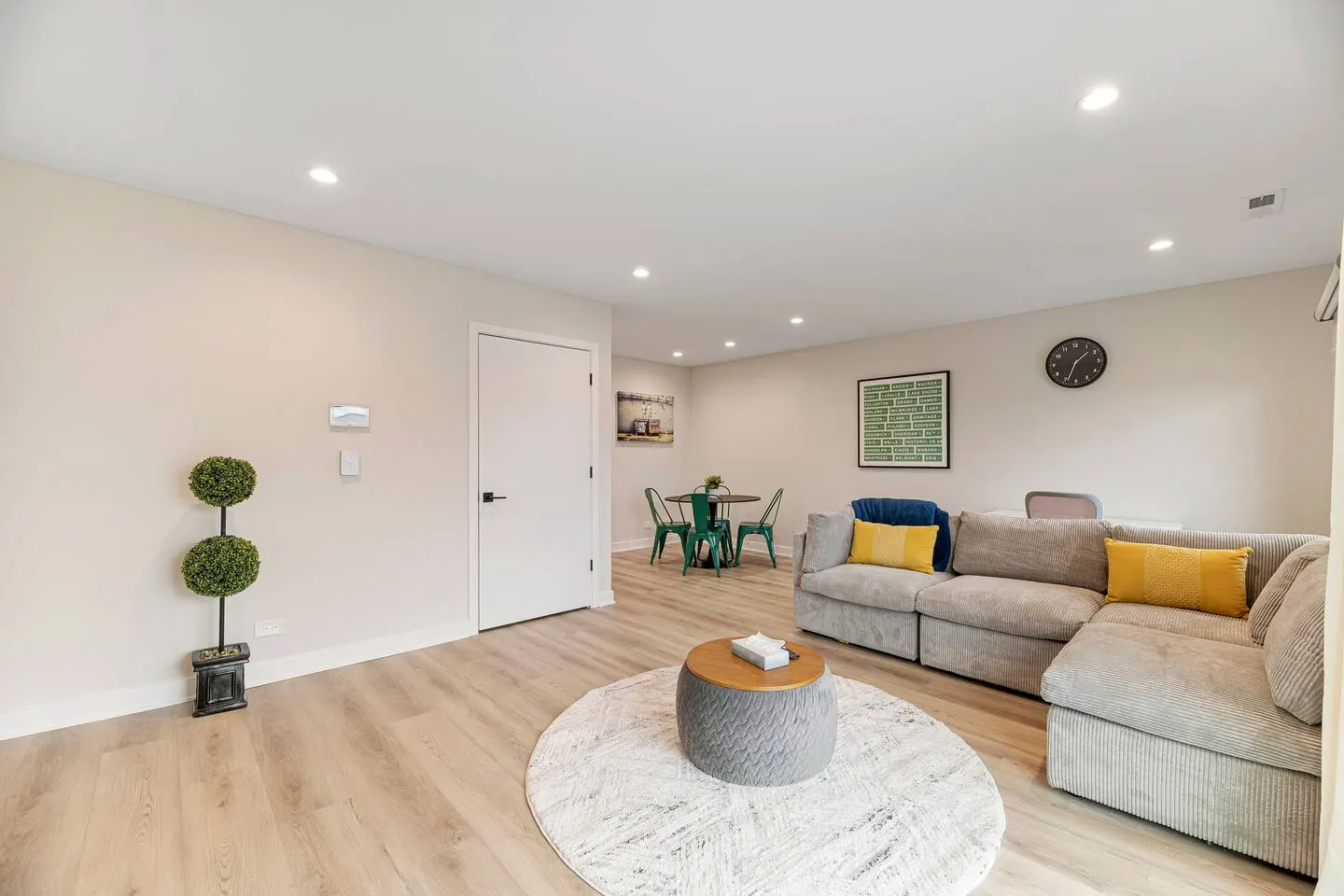 2 bed/2bath, parking, King bed, freshly renovated