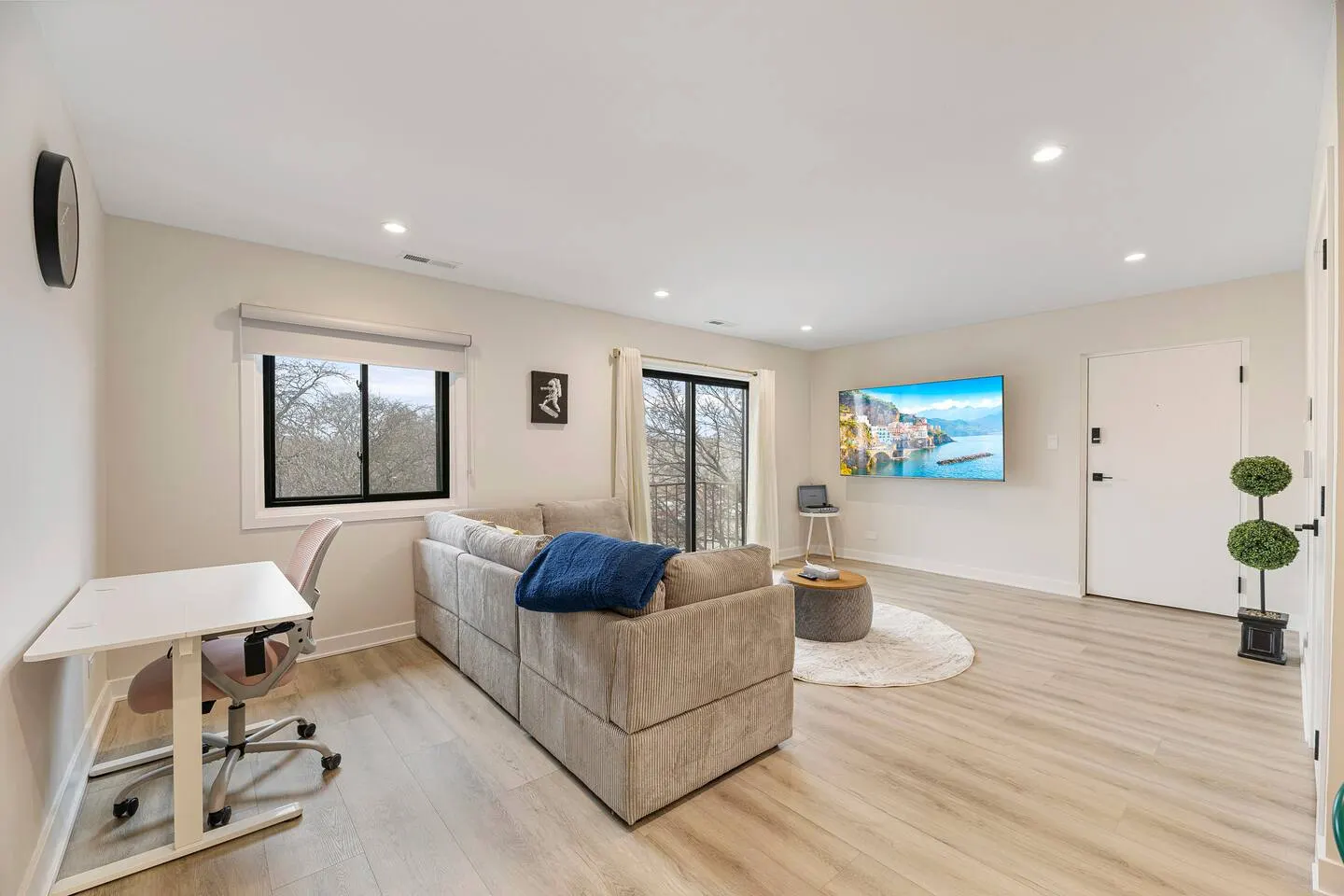 2 bed/2bath, parking, King bed, freshly renovated 2