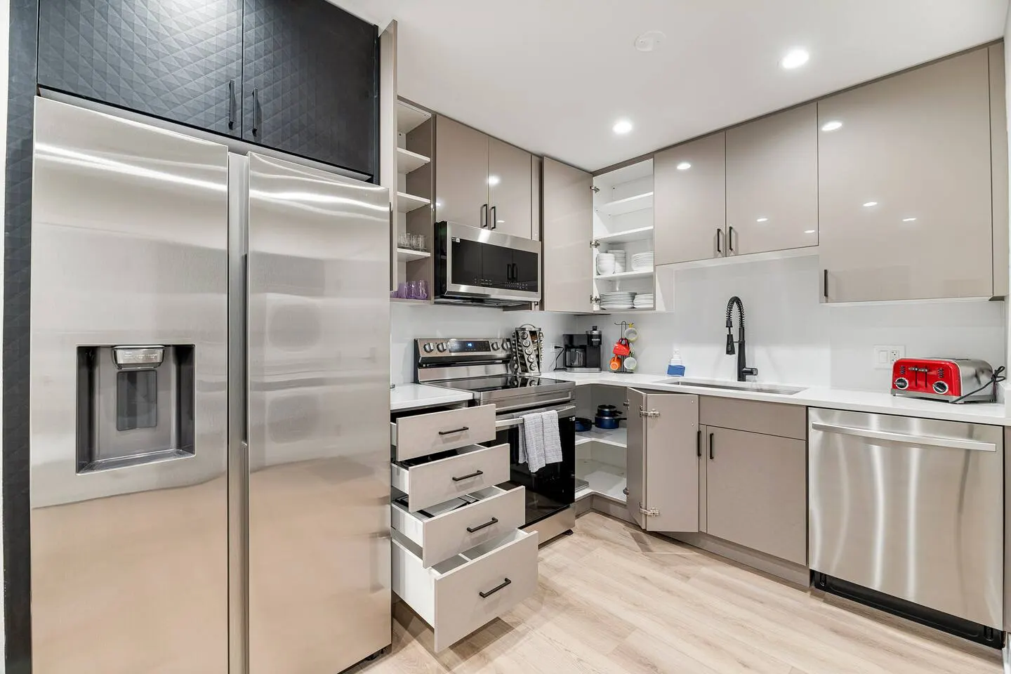2 bed/2bath, parking, King bed, freshly renovated 4