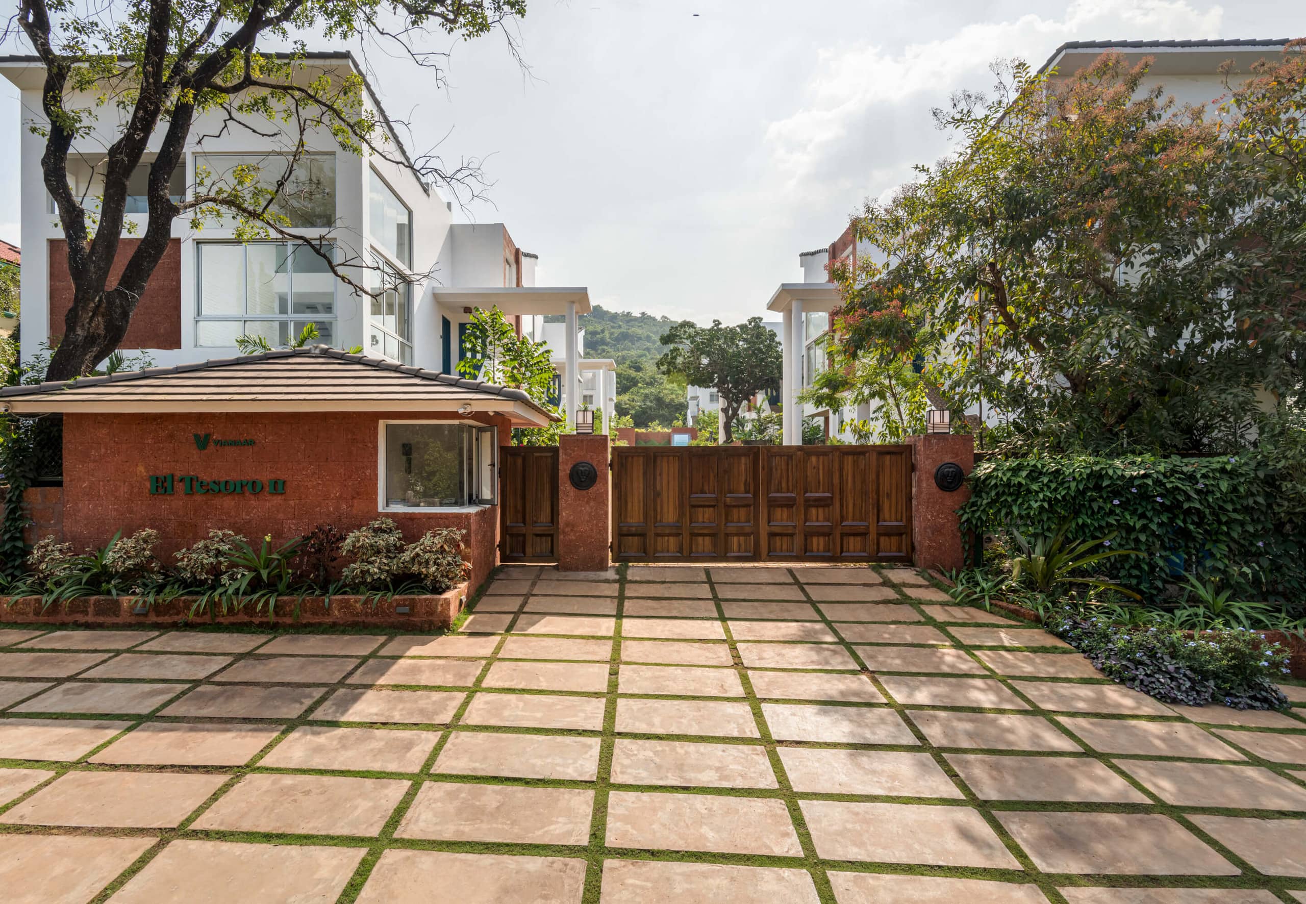 ElTesoro Sunlit 2BHK w/ Spacious Private Terrace 8