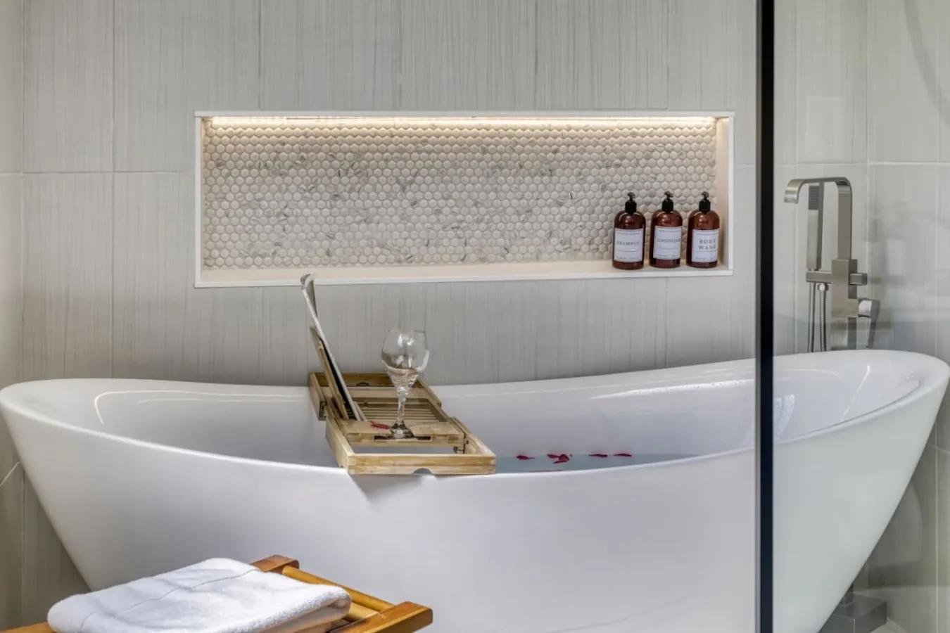 Minimal Zen Haven: Spa Baths & Views · Near UO — photo 5