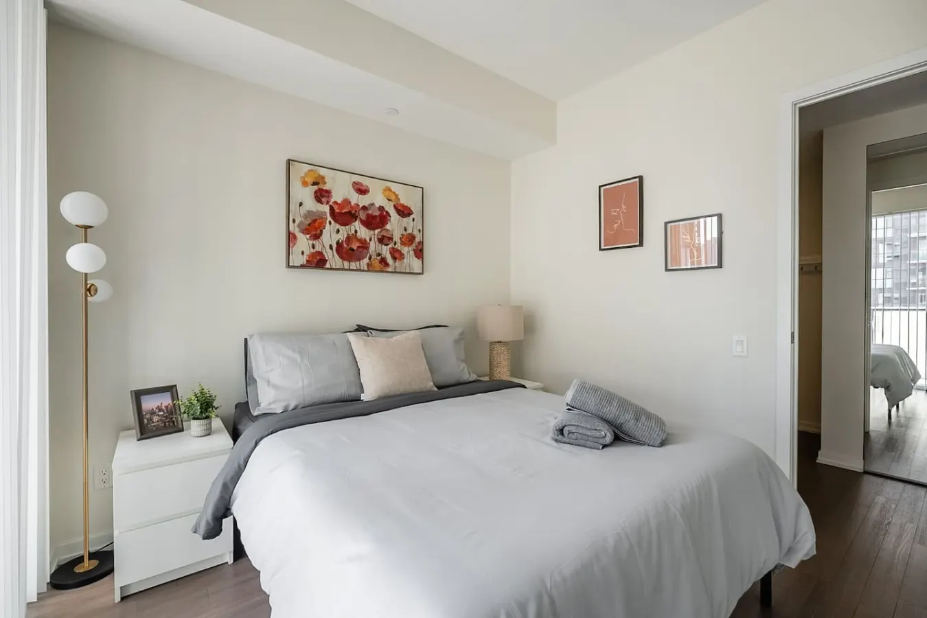 Sleek 1BR Condo Sleeps 4 Walk to Everything 11