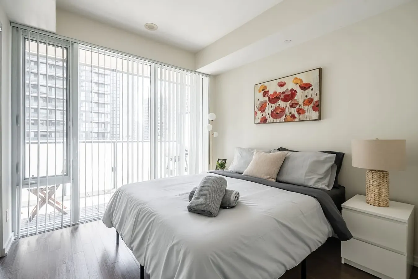 Sleek 1BR Condo Sleeps 4 Walk to Everything 4