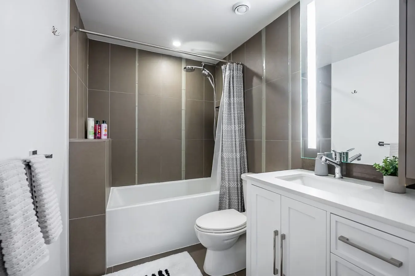Sleek 1BR Condo Sleeps 4 Walk to Everything 5