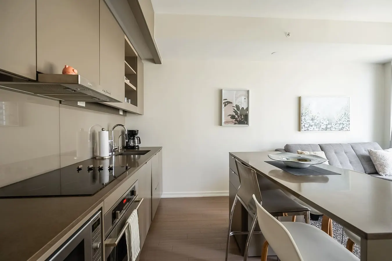 Sleek 1BR Condo Sleeps 4 Walk to Everything 8