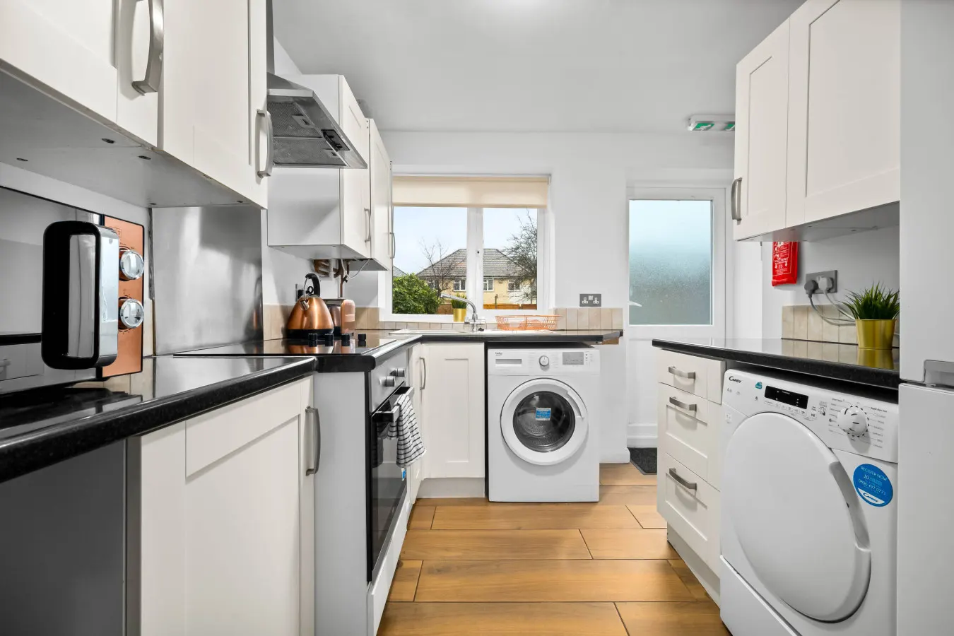 Five Bedrooms - Five Bathrooms - Off Street Parking - Garden — photo 3