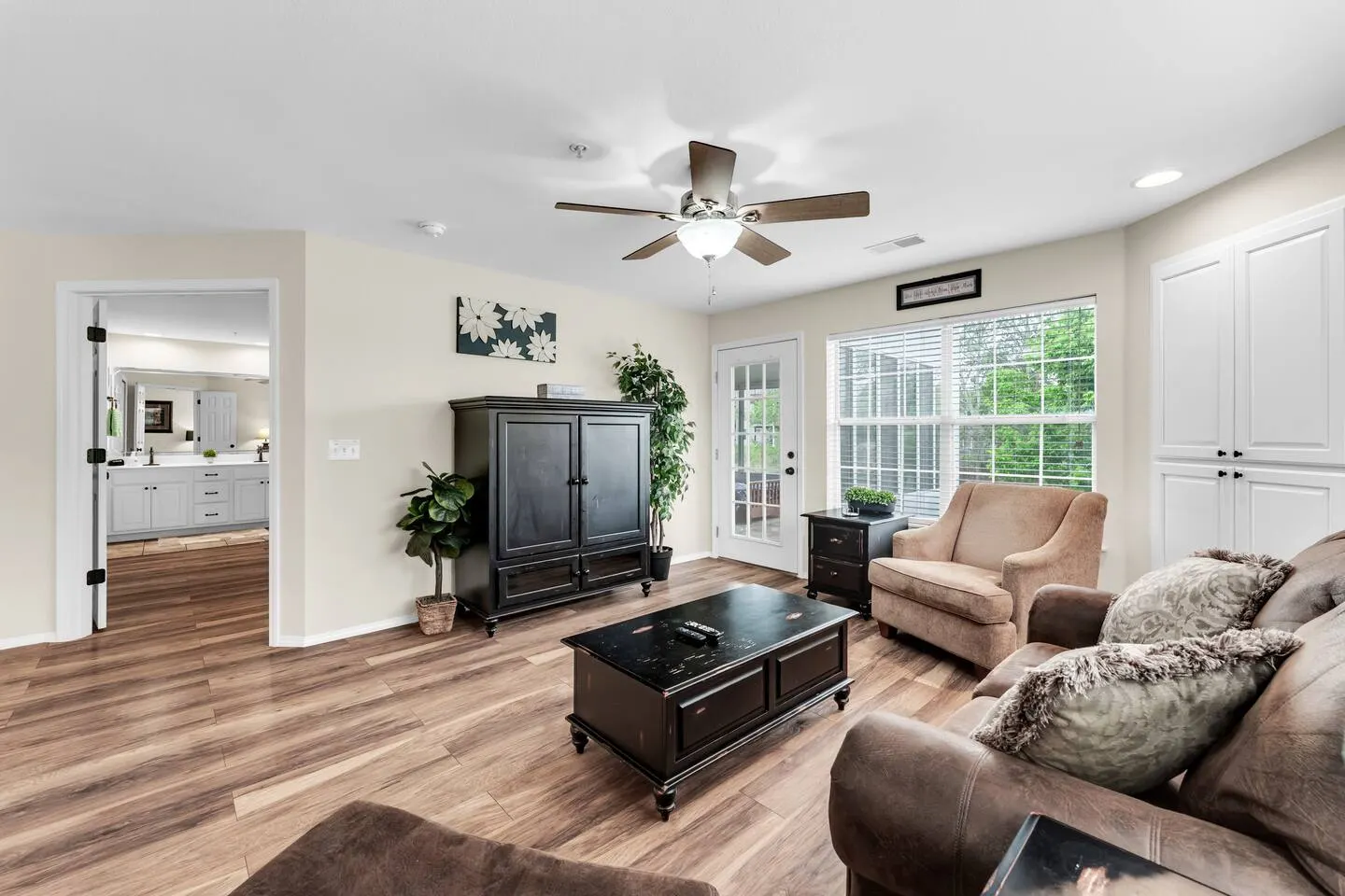 Large w Pond View, Lake Access, Fishing & Sunroom 2