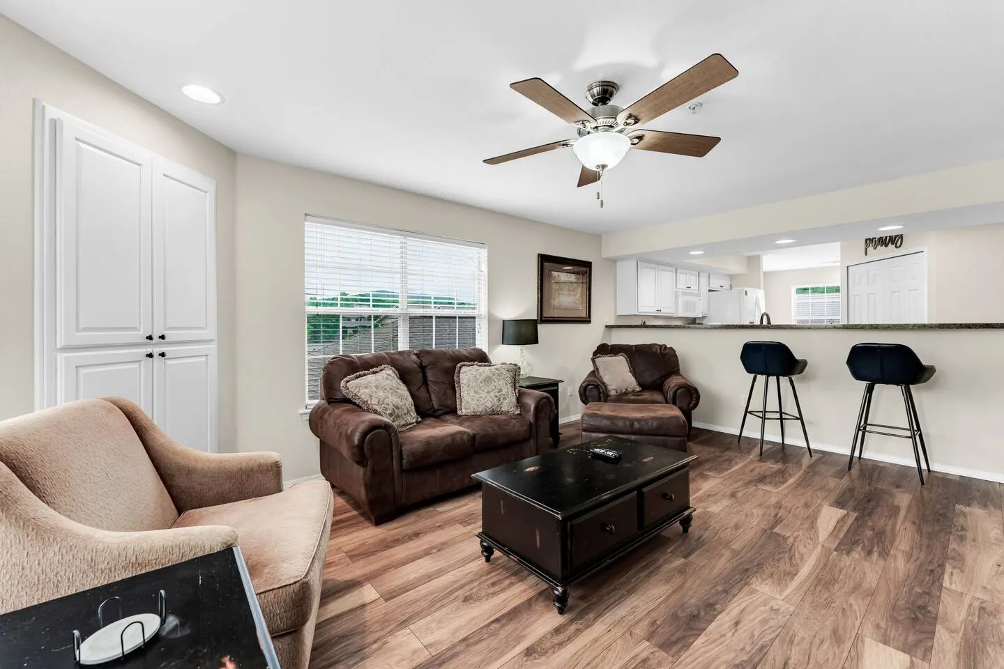 Large w Pond View, Lake Access, Fishing & Sunroom 20